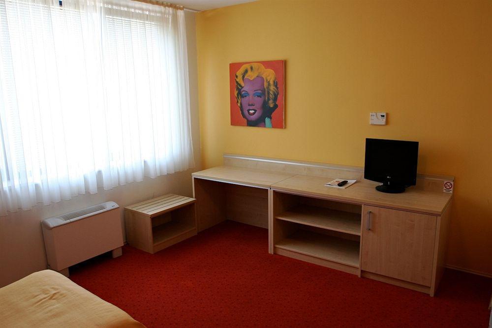 Hotel Erasmus Postojna Luaran gambar