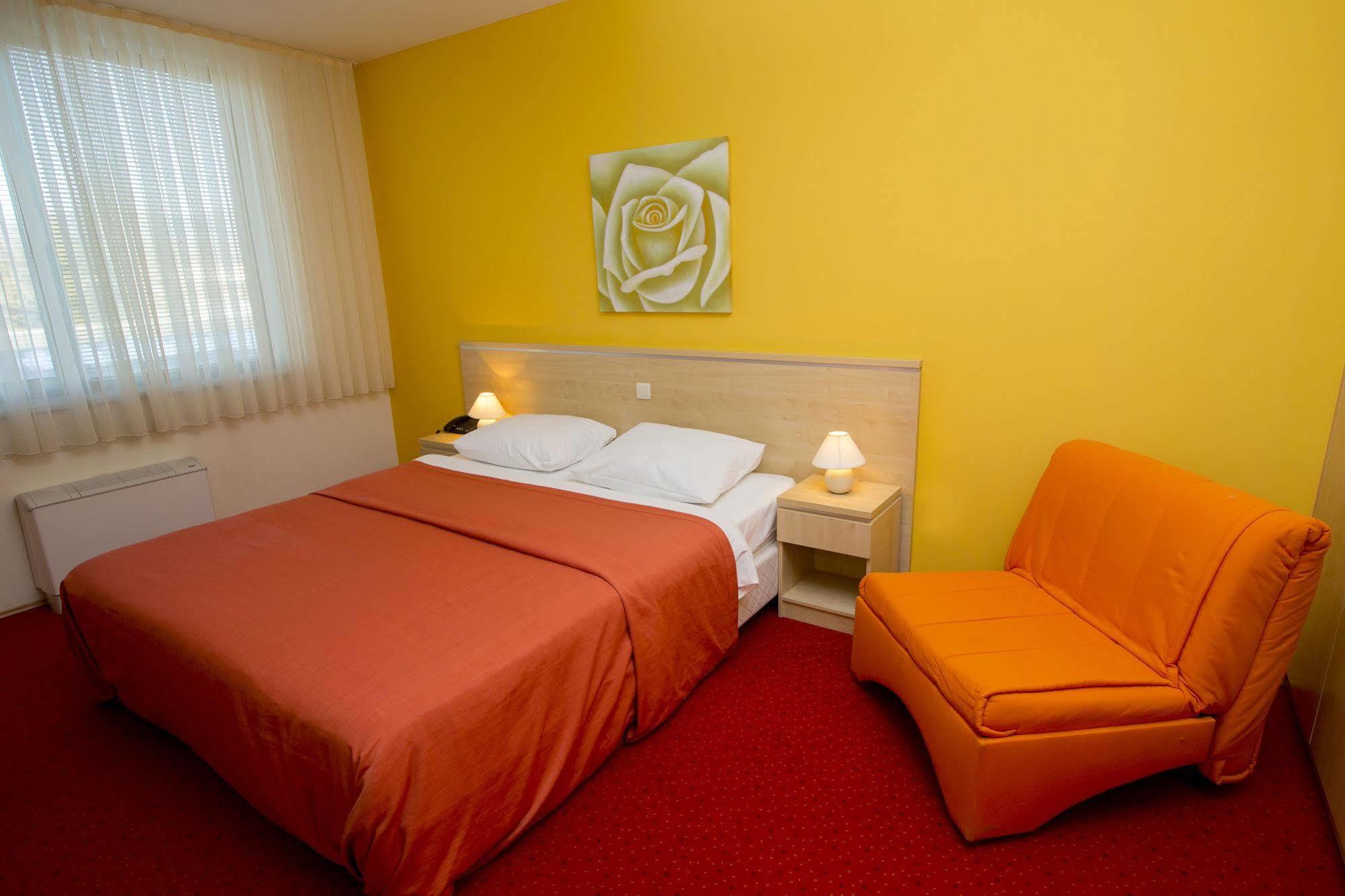 Hotel Erasmus Postojna Luaran gambar